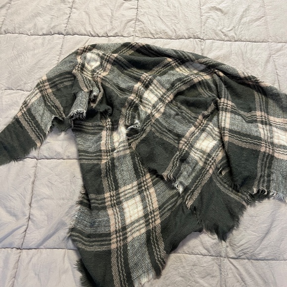 Charlotte Russe Oversized Plaid Scarf - Picture 2 of 3